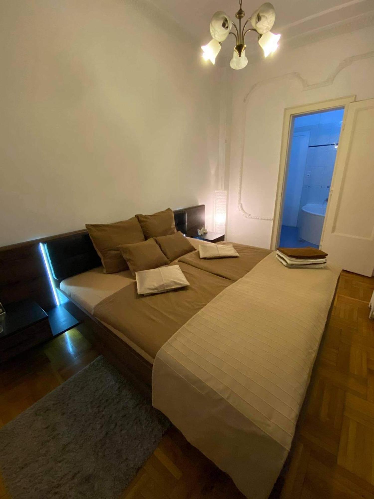 Apartment And Rooms Heart Of The City Budapest Bagian luar foto